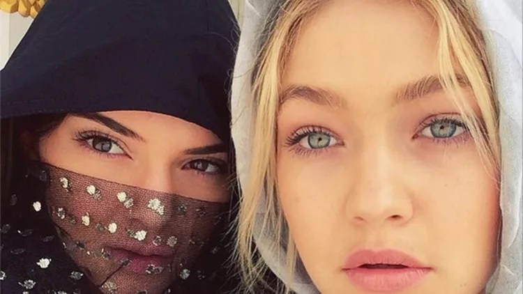 Η Kendall Jenner και η Gigi Hadid πόζαραν φορώντας την τοπική φορεσιά hijab των εμιράτων 